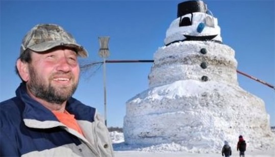世界上最大最高的雪人 明尼蘇達(dá)州老漢堆出16米高雪人