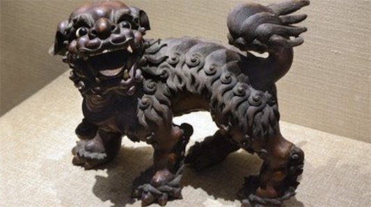 中國最大的木雕獅子 重達39噸 落戶于4S店二樓