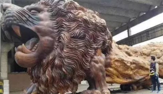 中國最大的木雕獅子 重達39噸 落戶于4S店二樓