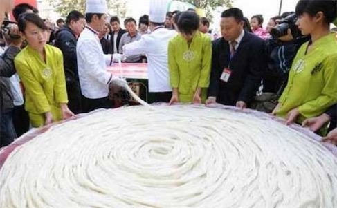世界最長(zhǎng)的面條碗接龍 云南出現(xiàn)長(zhǎng)296.2米的面條碗