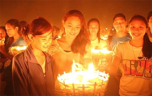 世界最大的火焰圖像 由點(diǎn)燃的蠟燭組成長(zhǎng)166米x 303米的圖像