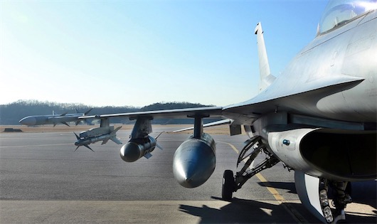 第一代紅外制導(dǎo)導(dǎo)彈 20世紀(jì)50年代美國制造的AIM-9空空導(dǎo)彈