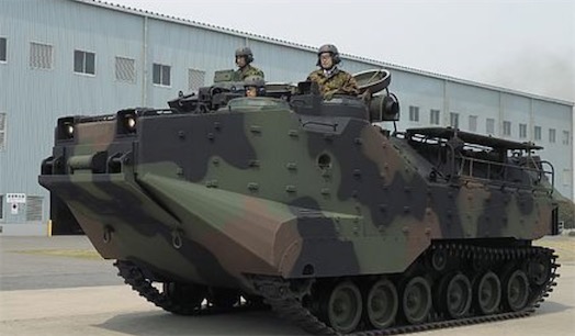 世界上最早的兩棲戰(zhàn)車 1971年FMC公司研制出AAV7系列兩棲戰(zhàn)車