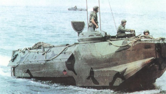 世界上最早的兩棲戰(zhàn)車 1971年FMC公司研制出AAV7系列兩棲戰(zhàn)車