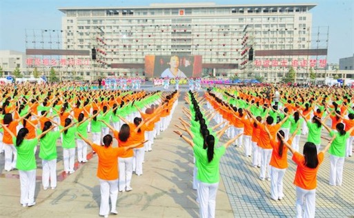 世界最大規(guī)模的排舞 共25703名排舞愛好者在雨中起舞