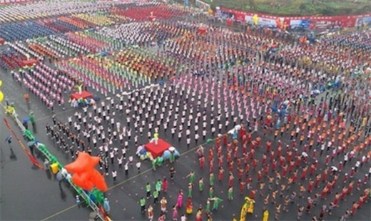 世界最大規(guī)模的排舞 共25703名排舞愛好者在雨中起舞