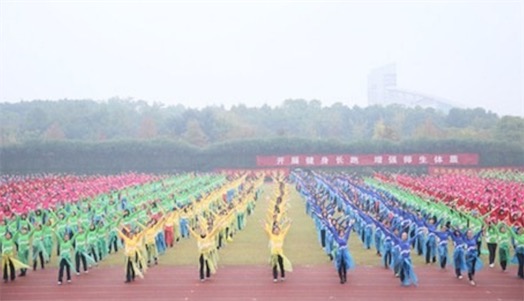 世界最大規(guī)模的排舞 共25703名排舞愛好者在雨中起舞