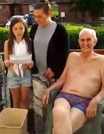 接受“冰桶挑戰(zhàn)”年齡最大的人 102歲的英國老人雷諾茲接受了“冰桶挑戰(zhàn)”