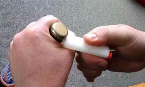 在一分鐘內(nèi)打開啤酒瓶最多的人 本杰明·皮隆打開了110瓶啤酒
