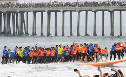 最多人乘同一沖浪板 在沖浪圣地亨廷頓海灘66人同時沖浪