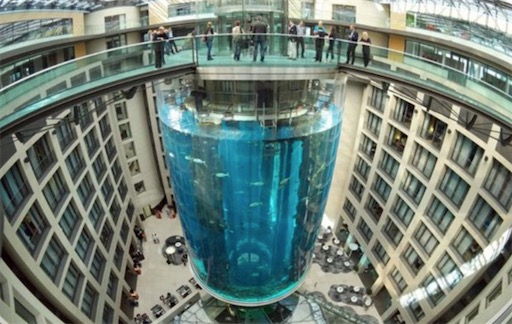 世界上最大的水族箱 柏林一飯店打造8層樓高的巨型水族箱