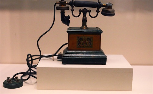 世界最早的電話機 1875年由貝爾發(fā)明