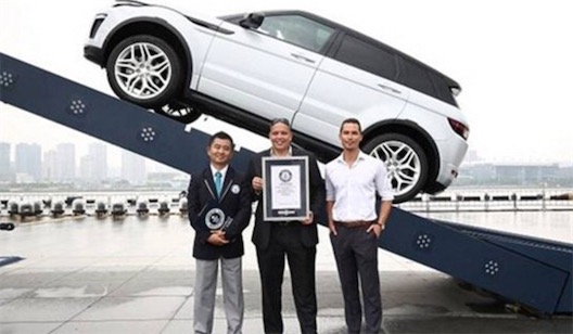 世界上最長的汽車蹺蹺板 長達25.077米的蹺蹺板亮相上海