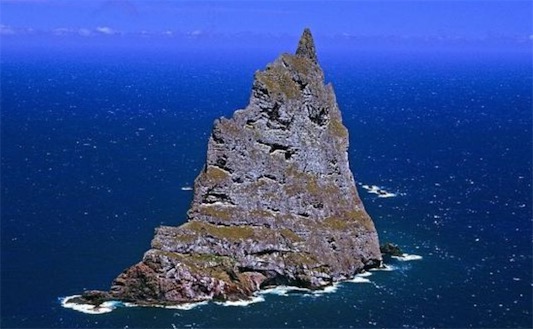 世界上最陡峭的島 金字塔島連站的地方都沒有