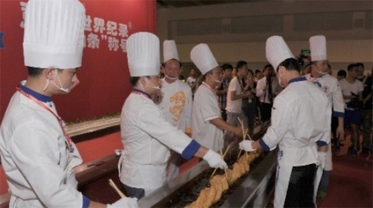世界上最長(zhǎng)的油條 中國(guó)美食節(jié)現(xiàn)3.72米油條