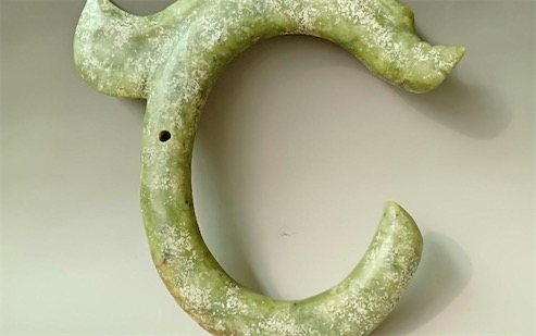 中國現(xiàn)今發(fā)掘的最早的玉龍 部分專家認(rèn)為紅山玉龍距今6500年