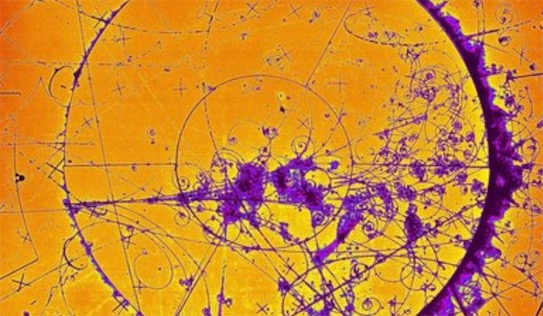 最大的氣泡室 歐洲氣泡室直徑3.7米 磁場(chǎng)35000高斯