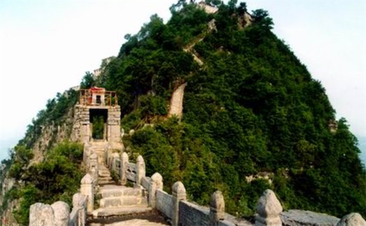 中國天下第一鐵頂 位于河南省輝縣市回龍村境內的老爺頂