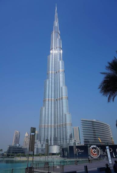 世界上最高的建筑 哈利法塔高828米 樓層總數(shù)162層