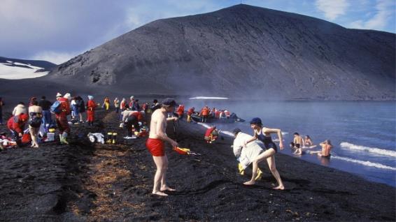 世界上最神奇溫泉 欺騙島周圍氣溫可達(dá)零下89度 游客卻排隊(duì)來(lái)泡澡