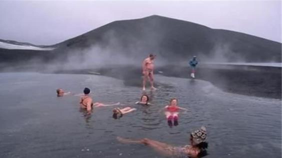 世界上最神奇溫泉 欺騙島周圍氣溫可達(dá)零下89度 游客卻排隊(duì)來(lái)泡澡
