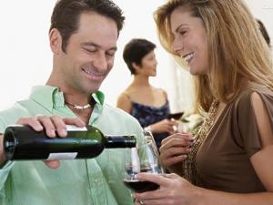 酒桌禮儀常識：斟酒敬酒禮儀應(yīng)該注意哪些