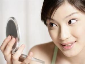 照鏡子比真實的自己好看？專家稱心情好更加分