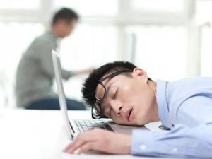 經(jīng)常打瞌睡是怎么回事？經(jīng)常打瞌睡該怎么辦