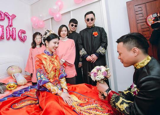 婚禮新娘下車(chē)腳要踩什么?為什么要將新郎用膠帶纏在樹(shù)上