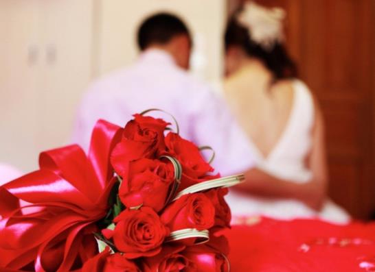結(jié)婚的時(shí)候遇見抬死人棺材誰讓道?農(nóng)村結(jié)婚下車禮2萬元多不