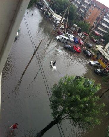 天津暴雨摩托艇上街:天津大暴雨街頭驚現(xiàn)摩托艇哥