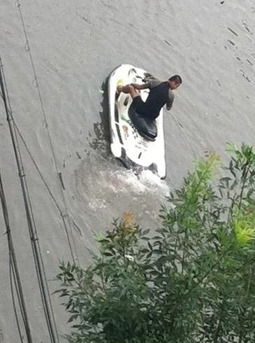 天津暴雨摩托艇上街:天津大暴雨街頭驚現(xiàn)摩托艇哥