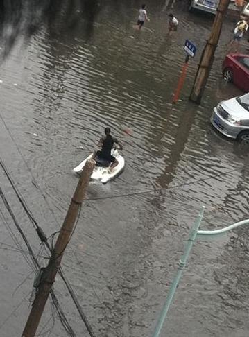 天津暴雨摩托艇上街:天津大暴雨街頭驚現(xiàn)摩托艇哥