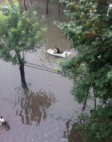 天津暴雨摩托艇上街:天津大暴雨街頭驚現(xiàn)摩托艇哥