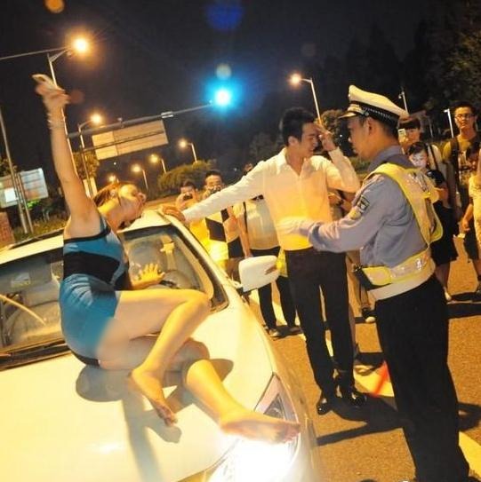 爆乳海歸女酒后“調(diào)戲”交警-爆乳醉酒海歸女車頂遙控駕車