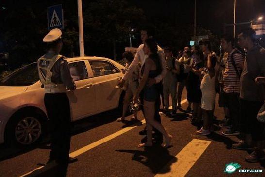 爆乳海歸女酒后“調(diào)戲”交警-爆乳醉酒海歸女車頂遙控駕車