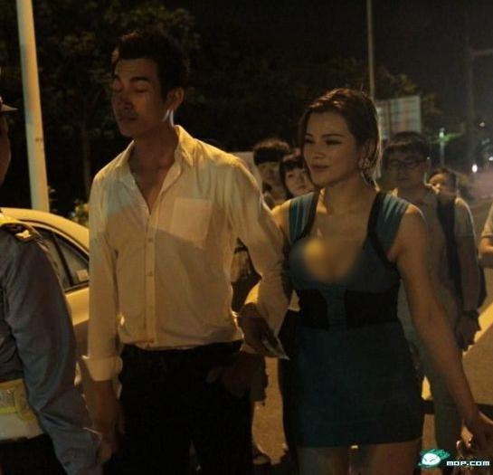 爆乳海歸女酒后“調(diào)戲”交警-爆乳醉酒海歸女車頂遙控駕車