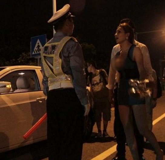 爆乳海歸女酒后“調(diào)戲”交警-爆乳醉酒海歸女車頂遙控駕車