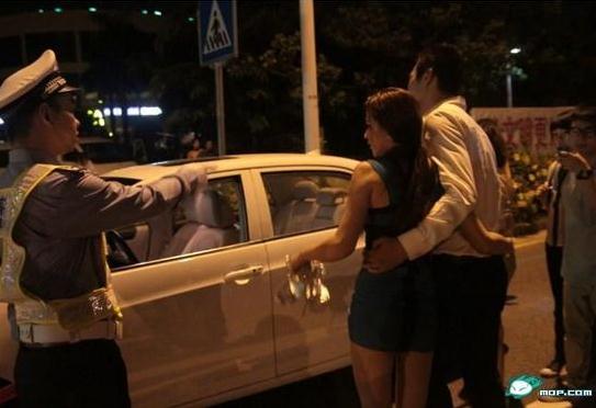 爆乳海歸女酒后“調(diào)戲”交警-爆乳醉酒海歸女車頂遙控駕車