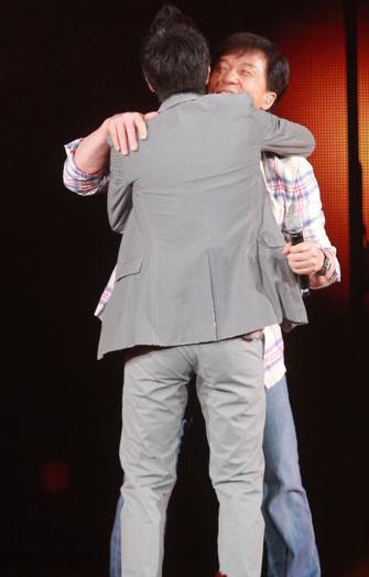 王力宏激吻成龍:王力宏演唱會(huì)激吻成龍身陷“同志門”