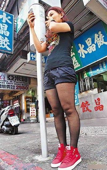 臺(tái)灣賤男子駕車(chē)尾隨熱褲絲襪女子800米手淫自慰,女子錄影取證