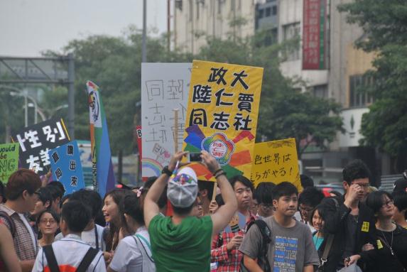 臺灣5萬名同性戀大游行,呼吁同志要婚姻平權(quán),也要伴侶多元