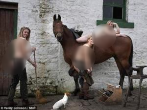 英國(guó)15名女騎手裸體出鏡拍慈善日歷組圖