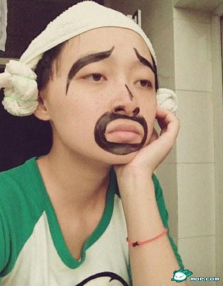 鬼臉妹子微博曬鬼臉?lè)付M圖走紅,早就說(shuō)過(guò)不能放我一個(gè)人在宿舍