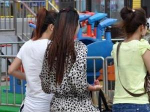 美女你的小手放哪里了？逛街伸進(jìn)內(nèi)褲注意形象啊