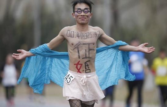 黑絲男子赤裸參加北京馬拉松,胸前寫QQ號欲征婚