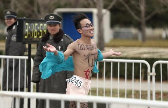 黑絲男子赤裸參加北京馬拉松,胸前寫QQ號欲征婚