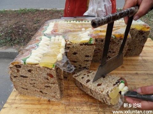 湖南村民買(mǎi)新疆切糕引沖突,警方稱被毀切糕值16萬(wàn),切糕風(fēng)靡微博被喻“硬通貨”