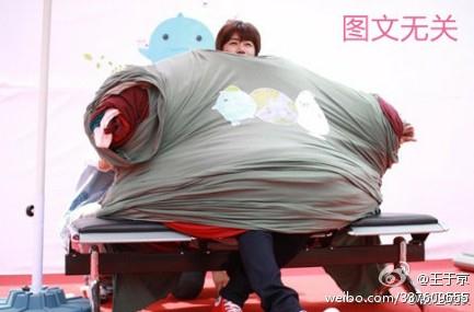 外籍男子為省超重托運(yùn)費(fèi)穿60件衣服9條牛仔褲廣州機(jī)場(chǎng)登機(jī)