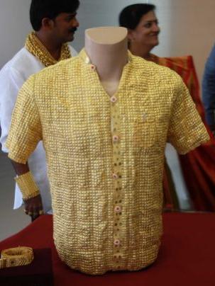 賓布里的黃金男人:印度男子花14萬(wàn)造純金襯衫求偶,稱女人會(huì)被閃到眼(圖)